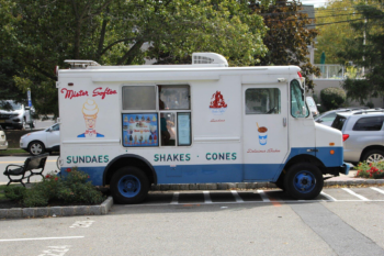 Exploring the 4 Unique Flavors and Services of Ice Cream Catering Trucks