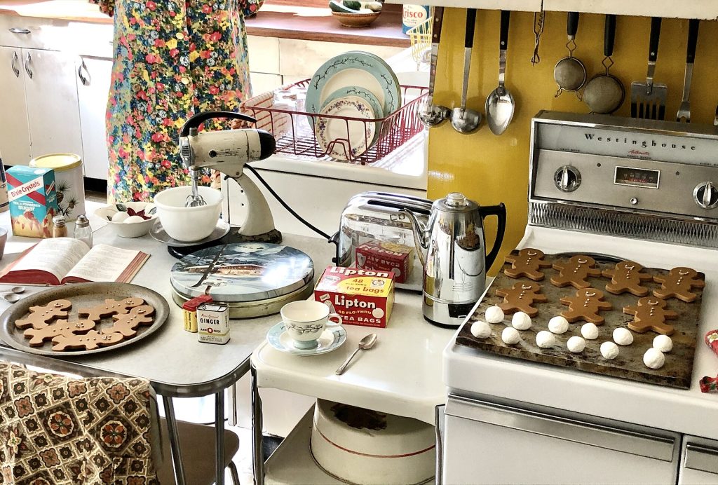 Holiday Cookie Swap Checklist: Invites to Take-Home Tins