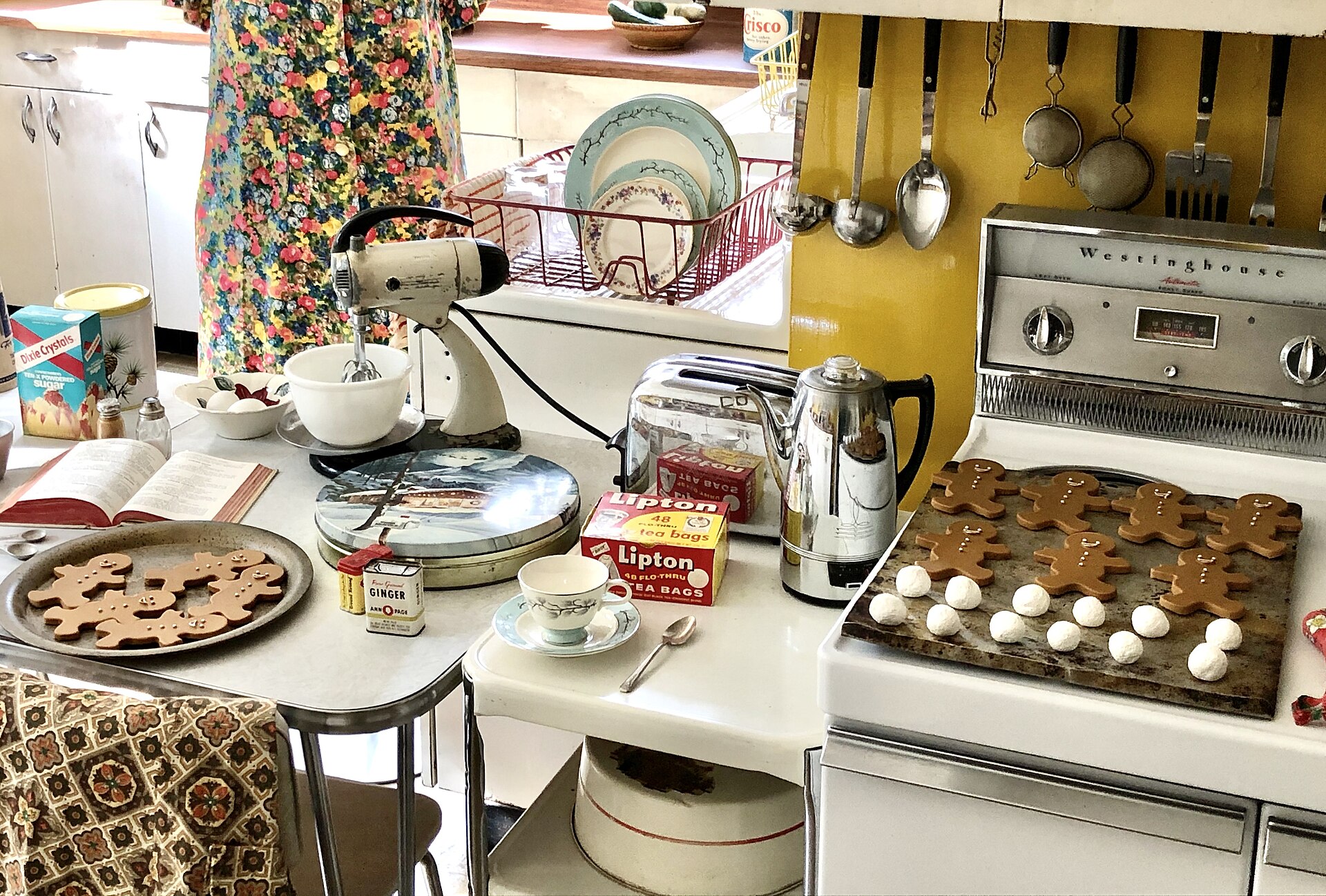 Holiday Cookie Swap Checklist: Invites to Take-Home Tins