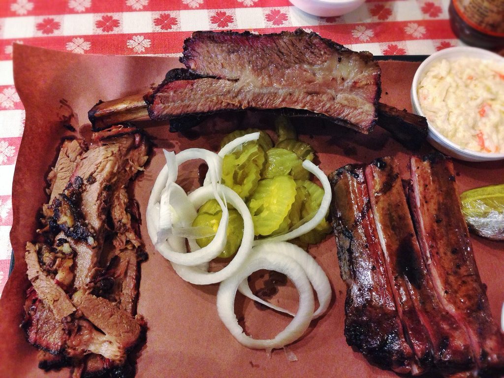 A plate of barbecue ribs with sauce